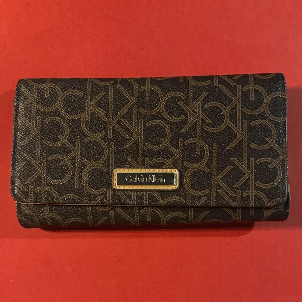 Calvin Klein Trifold Wallet in Dark Brown Signature Leather - Picture 2 of 8